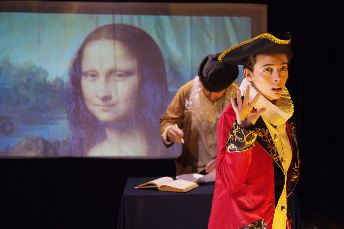 Escena de Inside Da Vinci con proyección audiovisual sobre el escenario